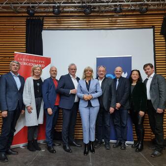 Im Bild: Die Vorsitzende der Landesgruppe Burgenland Bürgermeisterin LAbg. Elisabeth Böhm (Mitt) begrüßte Güssings Bürgermeister Vinzenz Knor, Eisenstadts Magistratsdirektorin Mag.a Gerda Török, Frauenkirchens Bürgermeister Mag. Hannes Schmid, Eisenstadts Bürgermeister LAbg. Mag. Thomas Steiner, Neudörfls Bürgermeister LAbg. Dieter Posch sowie den Generalsekretär des Österreichischen Städtebunds OSR Mag. Dr. Thomas Weninger, Landesgeschäftsführerin Judith Siber-Reiner und Oberpullendorfs Bürgermeister Johann Heisz bei der Landesgruppenkonferenz in Neusiedl am See.