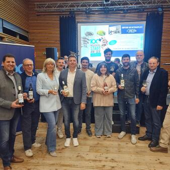 Bürgermeisterin LAbg. Elisabeth Böhm mit den zwölf Stadtweinwinzern bei der Präsentation des Jubiläumstadtweins.