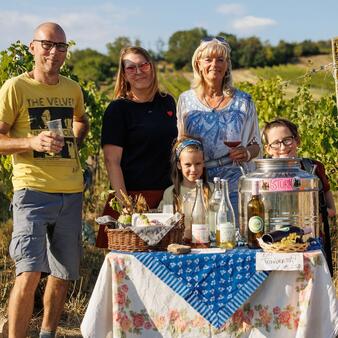 Bürgermeisterin LAbg. Elisabeth Böhm mit Familie Harrer bei der Sturmwanderung.