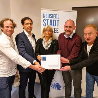 Im Bild die Vertreter:innen jener Fraktionen, die das Budget 2026 der Stadtgemeinde Neusiedl am See beschlossen haben: Gemeinderat Patrick Oberroither (freier Mandatar), Gemeinderat Rainer Fussenegger (Die Grünen), Bürgermeisterin LAbg. Elisabeth Böhm und Vizebürgermeister Stefan Wögerer (beide SPÖ) sowie Gemeinderat Josef Brandlhofer (FPÖ).