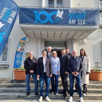 Eröffnung des Autofrühlings 2026 vor dem Rathaus Neusiedl am See.