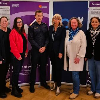 Im Bild: Gruppeninspektorin Marion Gröller, Der Lichtblick-Geschäftsführerin Mag.a Karin Behringer-Pfann, Bezirkspolizeikommandant-Stellvertreter Major Lukas Liedl, Bürgermeisterin LAbg. Elisabeth Böhm, Bezirksinspektorin Martha Mantler und Amtsleiterin Judith Siber-Reiner.