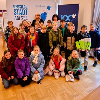 Die Schülerinnen und Schüler der dritten Klassen der Kloster-Volksschule besuchten die Bürgermeisterin im Rathaus.