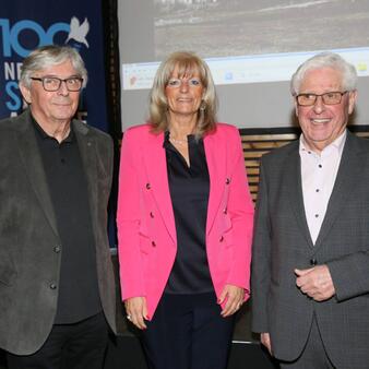 Amtsleiter a.D. Franz Renghofer, Bürgermeisterin LAbg. Elisabeth Böhm und Landesrat a.D. Paul Rittsteuer beim Filmabend zu 100 Jahre Stadterhebung.